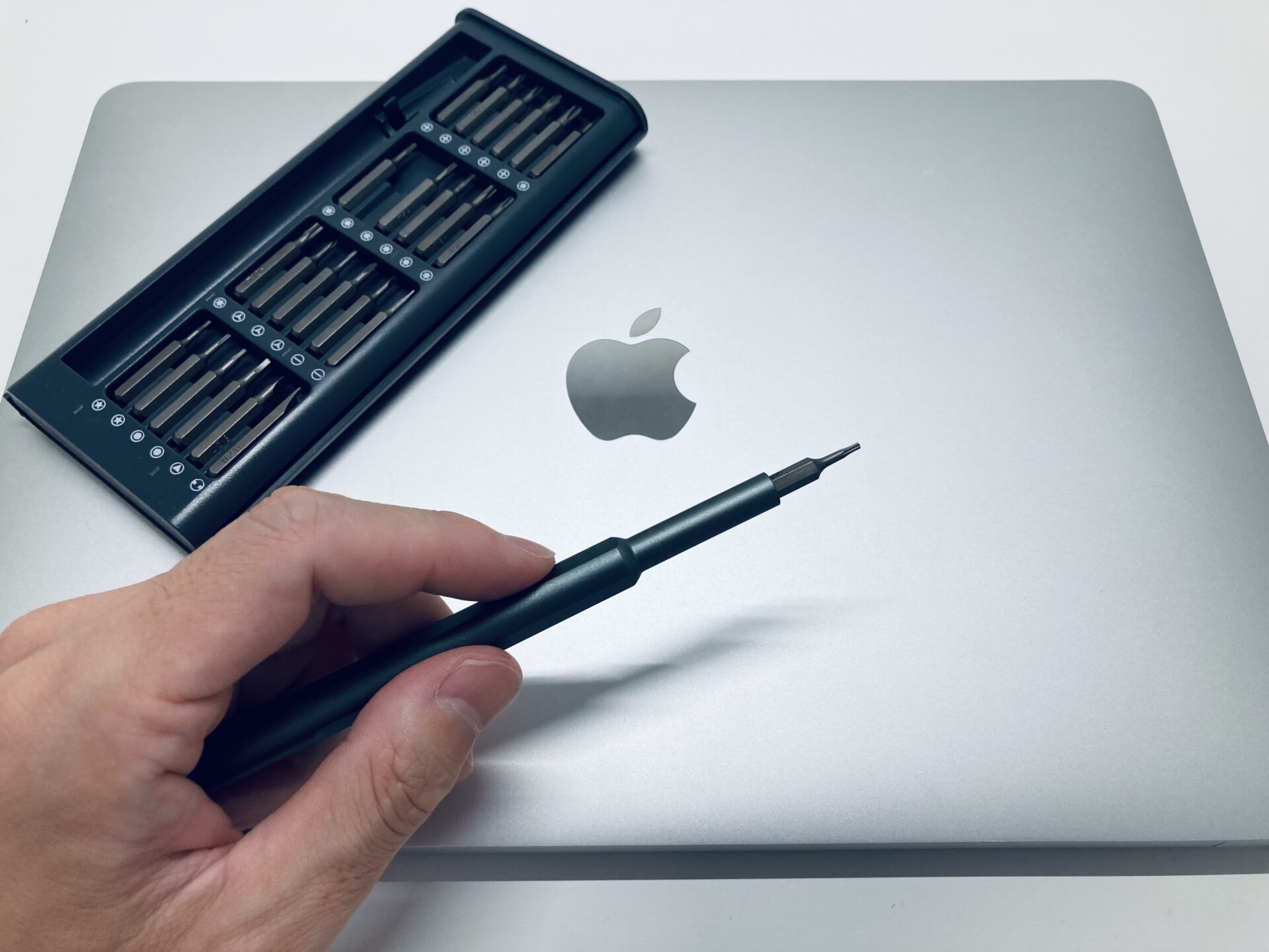  MacBookの修理部品が遅れに直面、Appleは部品を待つ間顧客にデバイスを持ち帰ることを許可